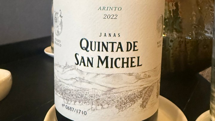 Close-up of a wine bottle label featuring 'Quinta de San Michel', vintage 2022, made from Arinto grapes.