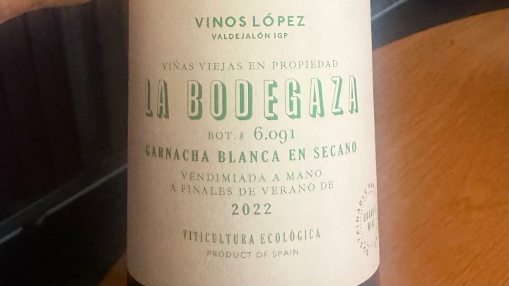 Close-up of a wine label from Vinos López, featuring 'La Bodegaza' Garnacha Blanca en Secano, 2022 vintage, indicating ecological viticulture and hand-harvested grapes.